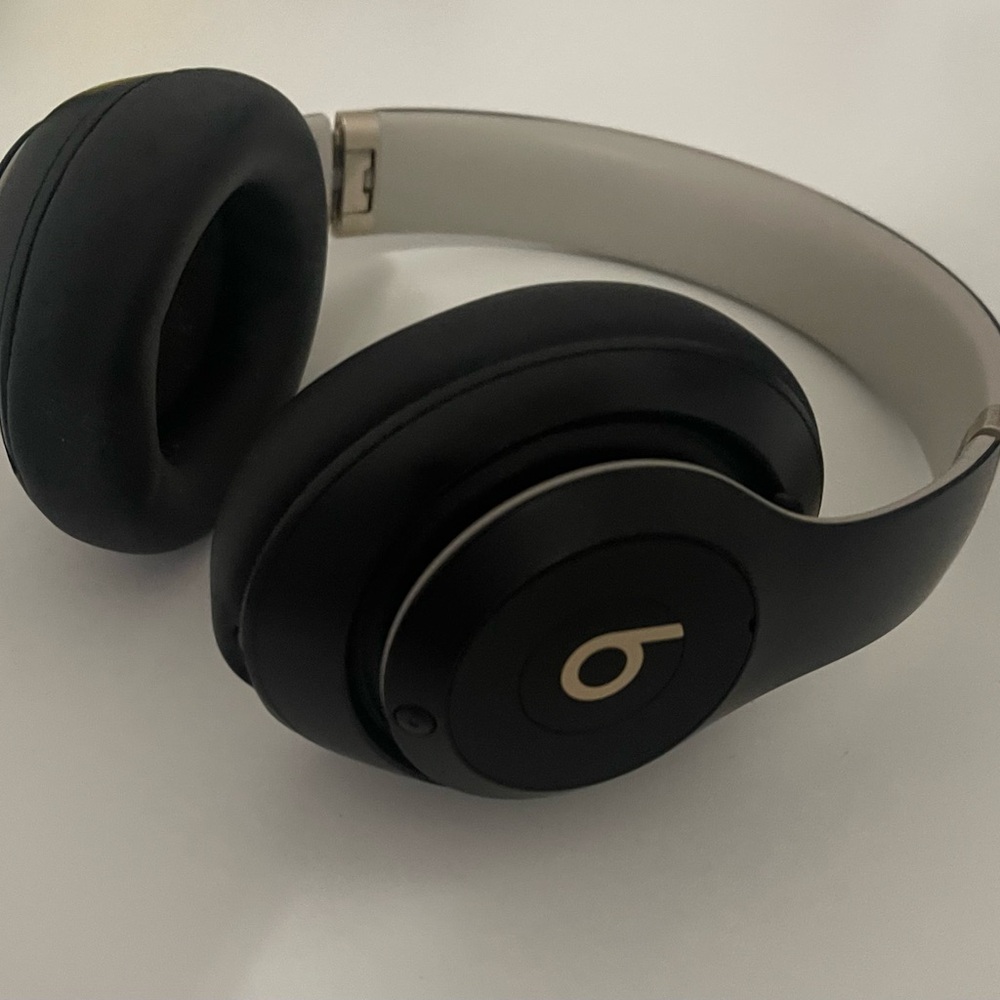Beats Studio Pro Over-Ear Headphones ( With Case and Cables )